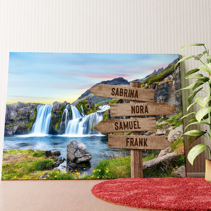 Familienglück am Wasserfall Wandbild personalisiert